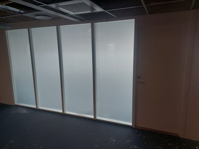 Hovedbilde Glassvegg frostet glass – 4 felt med dør