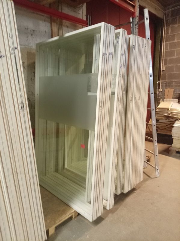 Helglassvegger Høyde: 2160mm med heltrekarm 6mm herdet sikkerhetsglass.