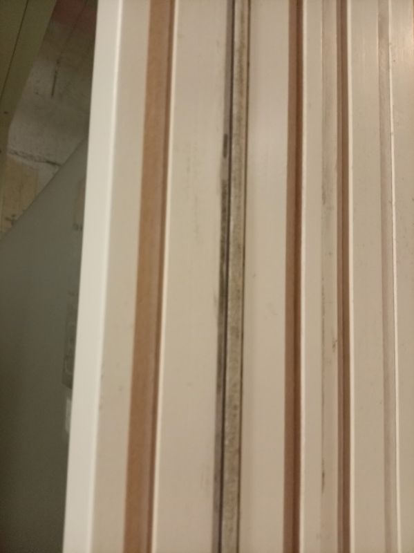 Helglassvegger Høyde: 2160mm med heltrekarm 6mm herdet sikkerhetsglass.
