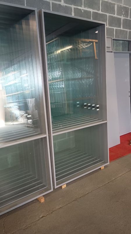 Flushfront glassvegger grå