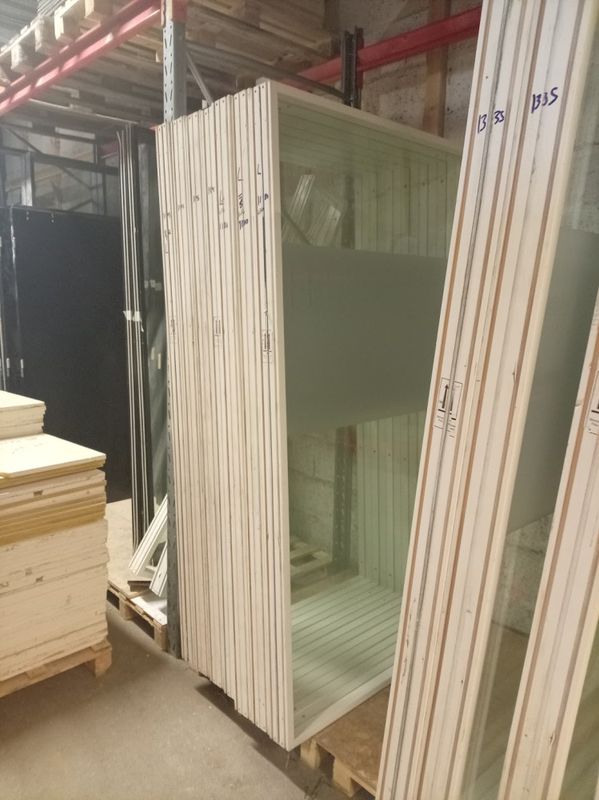 Helglassvegger Høyde: 2160mm med heltrekarm 6mm herdet sikkerhetsglass.